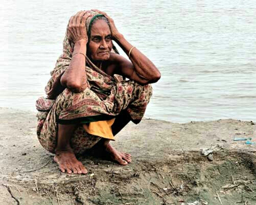 পদ্মার ভাঙনে বিলিন ছেলের কবর..